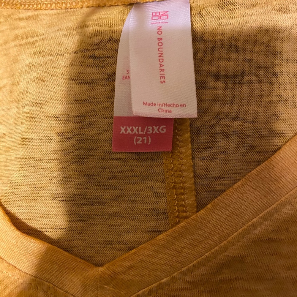 New No Boundaries Juniors'  v-neck pocket tee - Picture 8 of 8